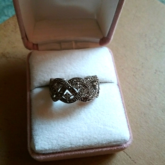 Jewelry - 925 Silver & Diamond chip ring, size 6